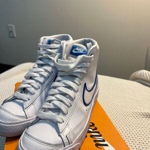W BLAZER MID ‘77 White/ Hyper Royal